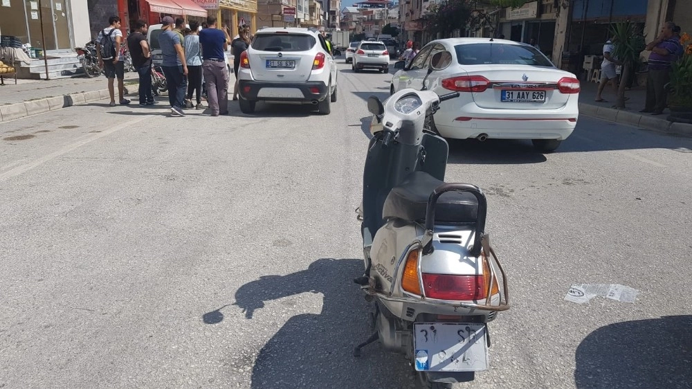 Otomobilin Çarptığı Motosiklet Sürücüsü Yaralandı