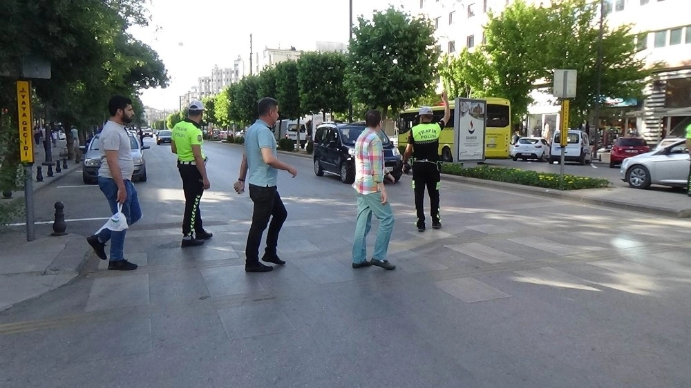 Trafik Polislerinden Öncelik Yayanın Uygulaması