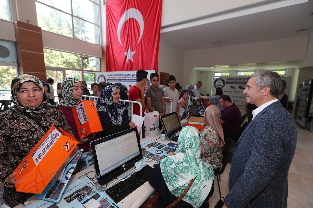 Şahinbeyde Spor Ayakkabısı Dağıtımı Sürüyor