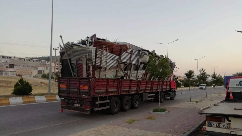 Hurda Yüklü Kamyon Tehlikeye Neden Oldu