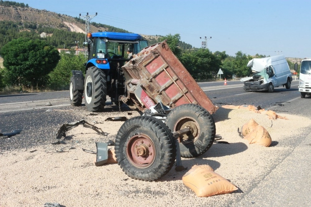 Minibüs Traktöre Arkadan Çarptı: 1 Ölü, 1 Yaralı