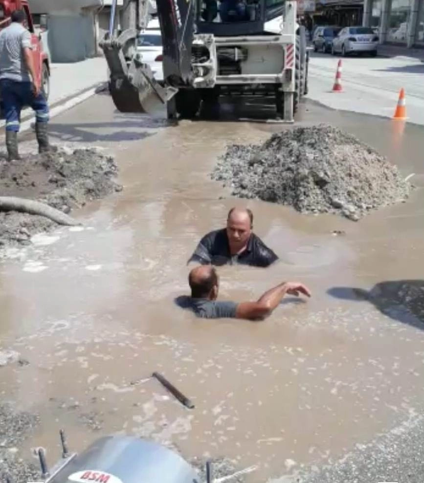 Su Patlağını Tamir Etmeye Çalışan Belediye İşçileri Dalgıçlık Yaptı