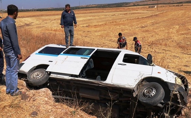 Gaziantep'te öğrenci servisi devrildi