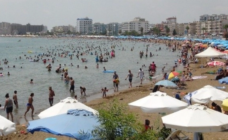 Mersin sahilleri bayramda dolup taşıyor