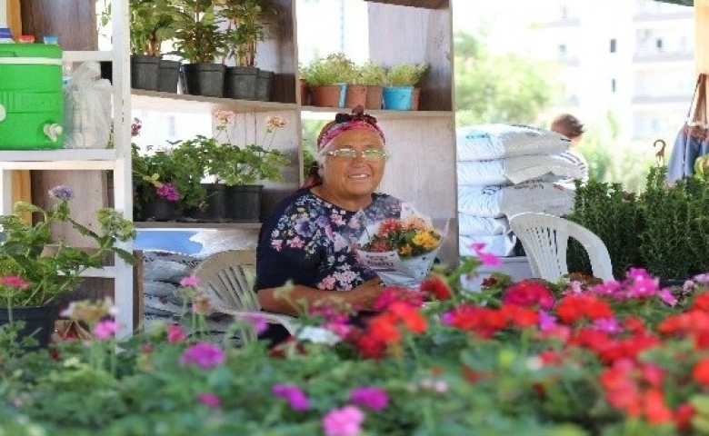 Mersin Mezitli'ye çiçek pazarı kuruldu