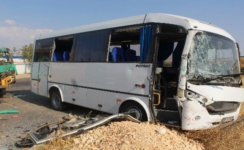 Gaziantep'te işçi taşıyan servis hafriyat kamyonuyla çarpıştı 15 yaralı var