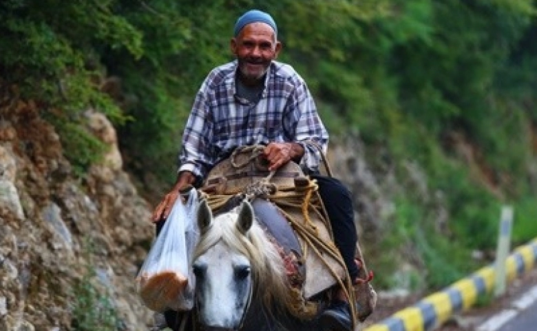 60 yıldır at üstünde elma satıyor