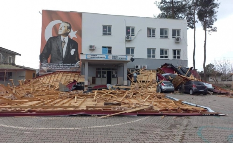 Öğrenciler dersteyken fırtına okulun çatısını uçurdu: 3 araç zarar gördü