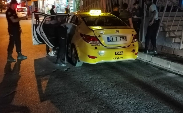 Adana'da polislerin yaptığı  uygulamada şaşırtan cephanelik