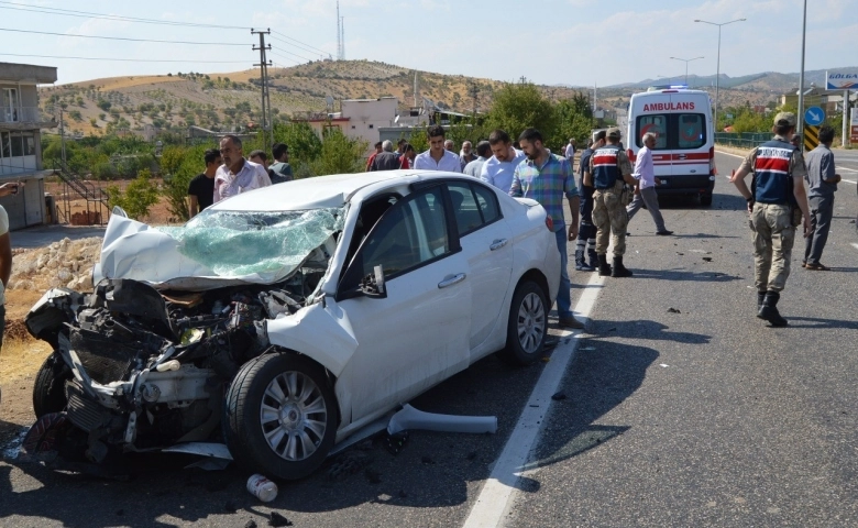 Adıyaman'da Otomobil ile kamyon çarpıştı: 3 yaralı