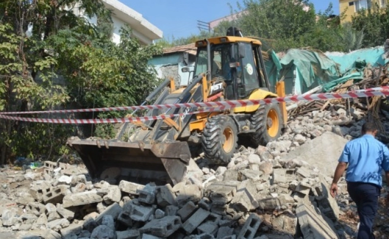 Hatay'ın Kırıkhan’da metruk binalar yıkılıyor