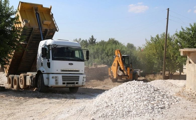 Şanlıurfa'da haliliye kırsalında yol yapım çalışmaları hızla sürüyor