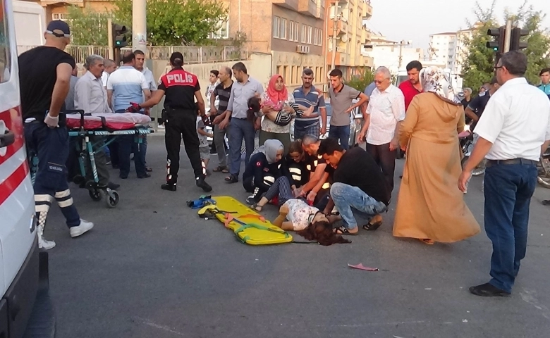 Kilis’te kırmızı ışıkta geçen otomobil, motosikletlere çarptı: 4 yaralı