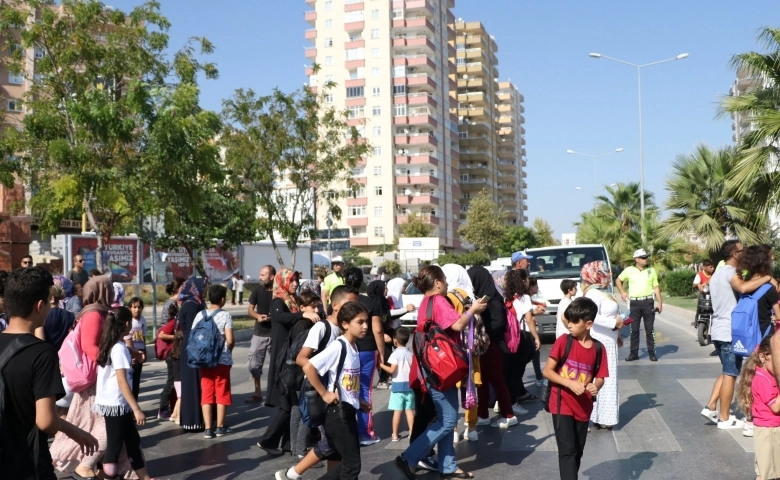 Mersin'de Çocuklar için güvenli bir okul yolu istiyoruz eylemi