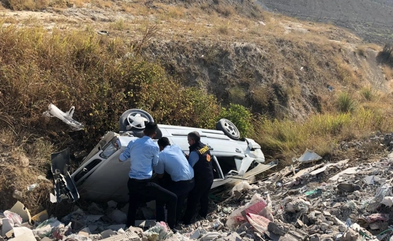 Adıyaman’da hakimiyetini kaybeden araç şarampole devrildi : 2 Yaralı