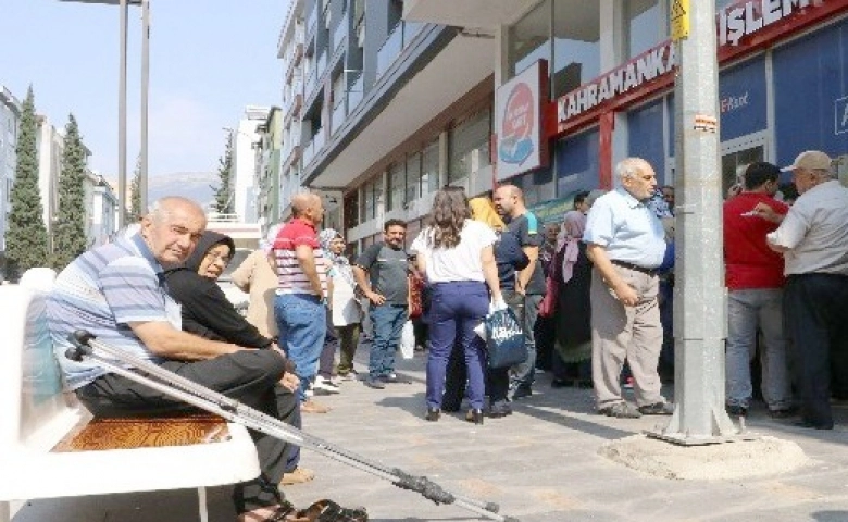 Kahramanmaraş'ta '65 yaş' kuyruğu