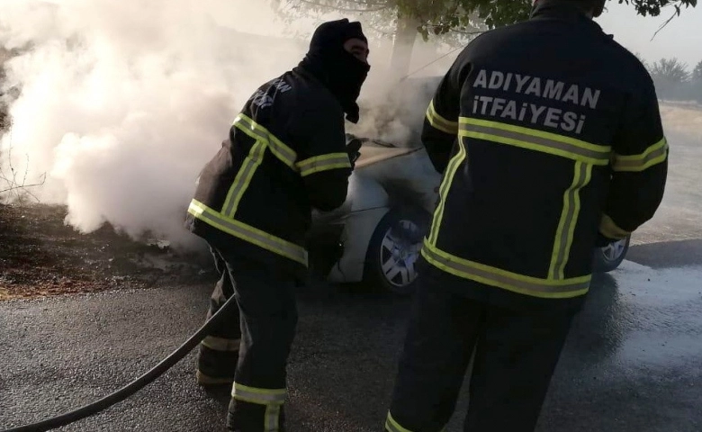 Adıyaman’da Park halindeki otomobil yandı