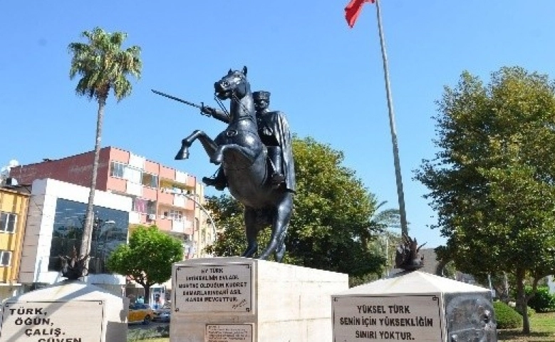 Mersin'de Atatürk heykelleri bakımdan geçti