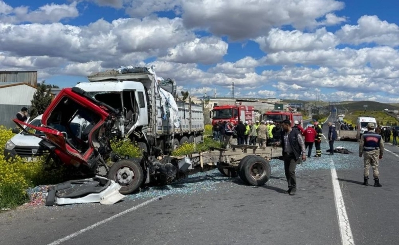 Şanlıurfa-Gaziantep karayolunda  Zincirleme trafik kazası: 2 ölü, 4 yaralı