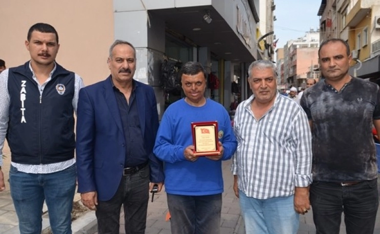 Hataylı esnaftan temizlik işçisine plaket