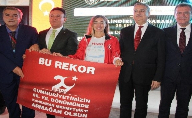 Mersin'de Mağarada daldı, tek nefeste 100 metre gitti, dünya rekoru kırdı   