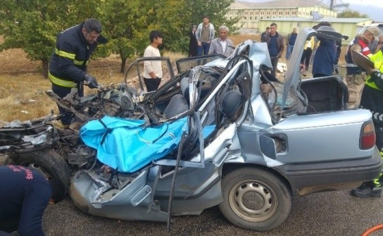 Kahramanmaraş'ta kamyon ile çarpışan otomobil hurdaya döndü: 1 ölü