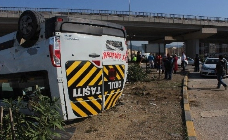 Hatay'da korkutan öğrenci servisi kazası   