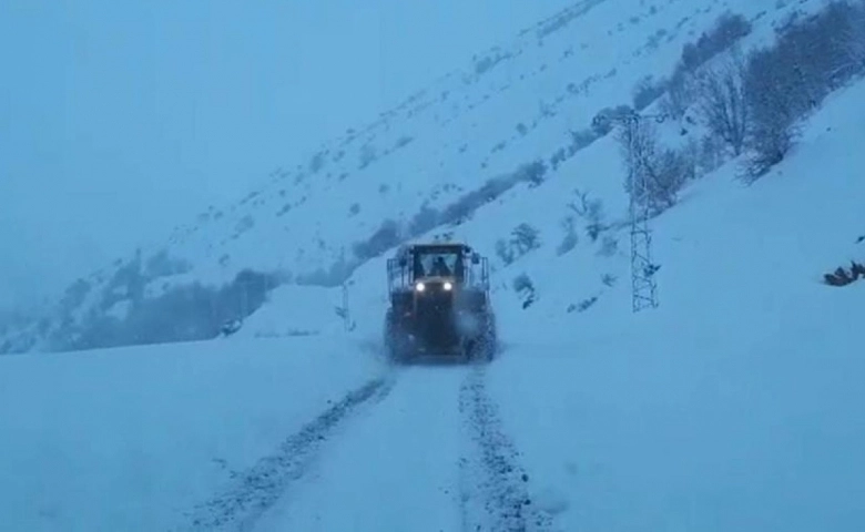 Siirt'te kar da kapanan yolları açma çalışması sürüyor