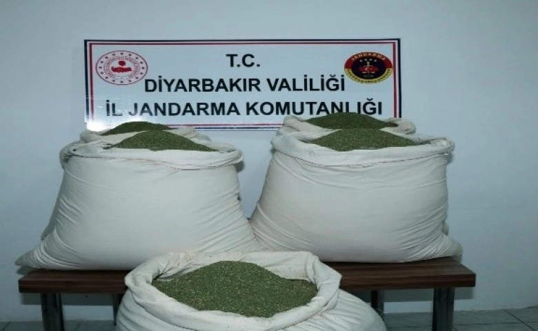 Diyarbakır'da Öğrenci servisinde 176 kilogram esrar ele geçirildi