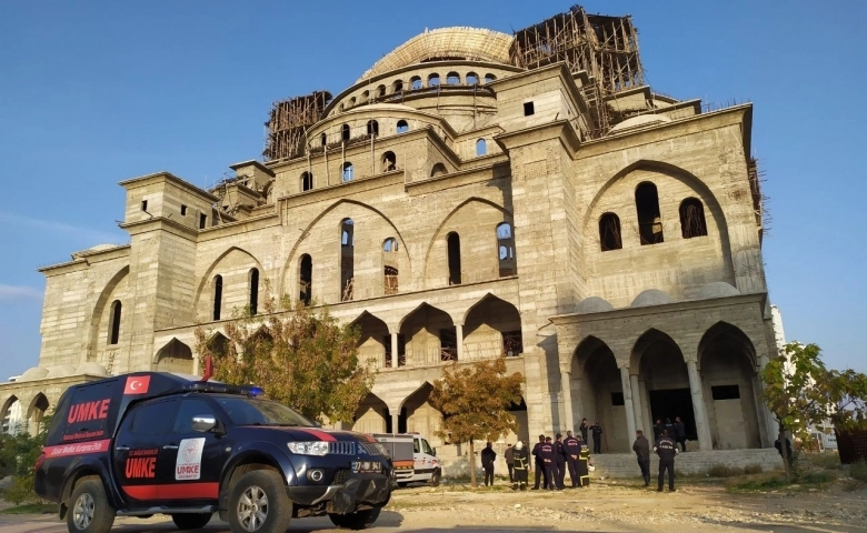 Gaziantep’te çöken cami iskelesi altında mühendis kaldı