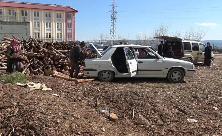 Kahramanmaraş Orman Bölge Müdürlüğün'de  depremzedelere odun desteği