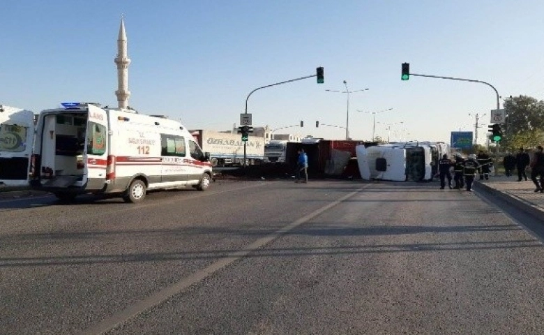 Kamyon devrildi, kasasındaki çeltik yola saçıldı 1 yaralı