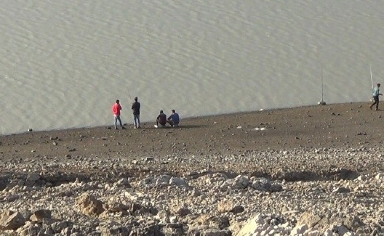 Tahtaköprü Baraj Gölü'nde avlanmak isteyenler avlanıyor