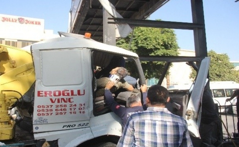 Adana’da Baba oğul direğe çarpan çekicide sıkıştı