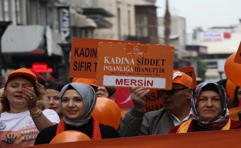 Mersin'de Kadına şiddete karşı 'turuncu balonlarla' yürüyüş