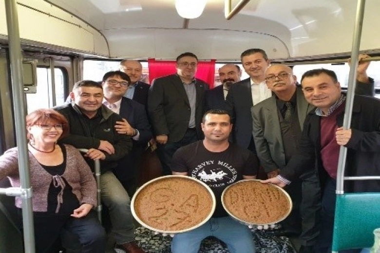 Tramvayda çiğ köfte ve baklava partisi