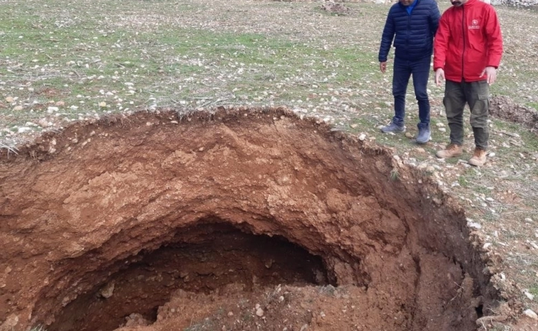 Nurhak’ta oluşan  obruklar vatandaşları tedirgin ediyor