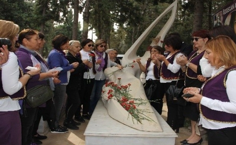 Mersin'de öldürülen kadınlar mezarları başında anıldı