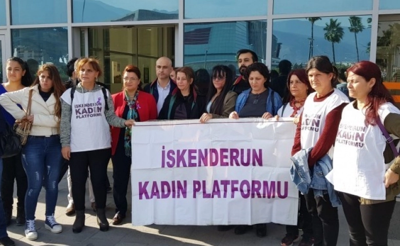 Hatay’da kadınlar asitli saldırıya uğrayan Berfin Özek’e sahip çıktı