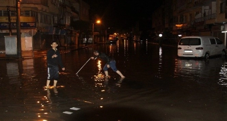 İskenderun'da sağanak yağmur hayatı felç etti