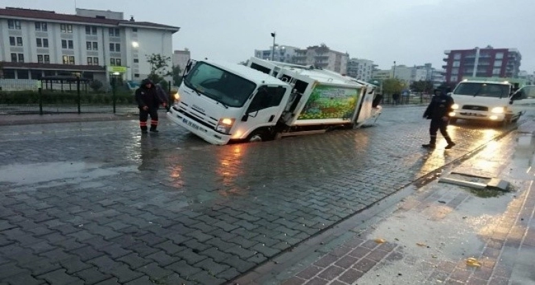 Viranşehir'de sağanak yağmurdan yol çöktü