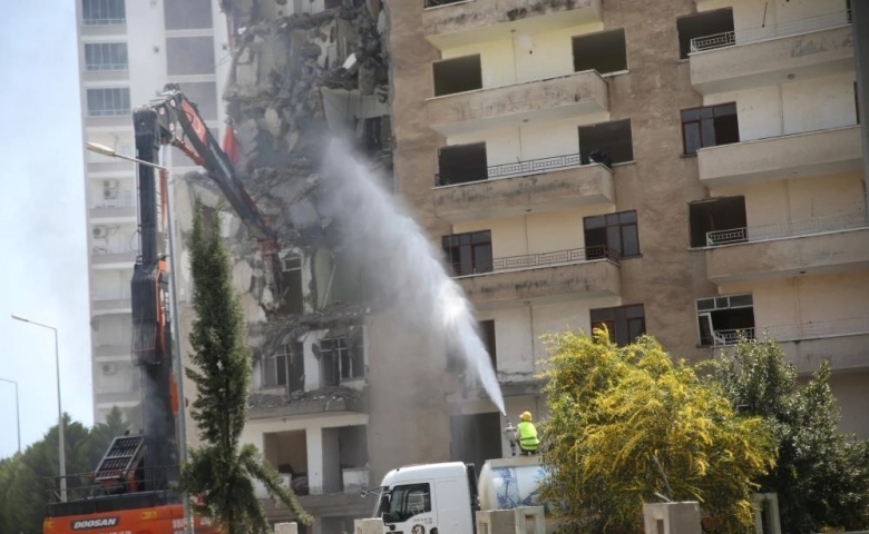 Mersin Tece'de,ağır hasar alan binanın yıkımına başlandı