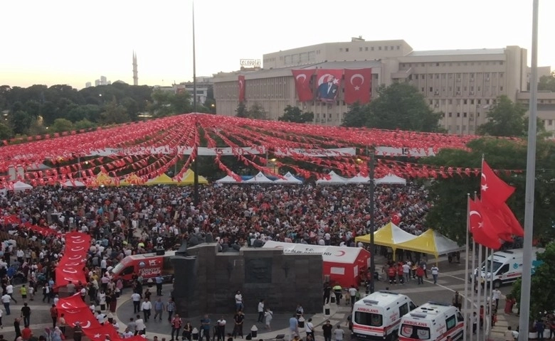 Gaziantep’te binler demokrasi nöbetinde buluştu