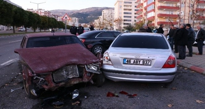 Sürücüsü olmayan araç 3 otomobile çarptı: 2 yaralı