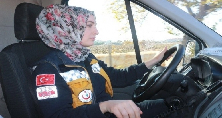 Adıyaman'da kadın ambulans şoförü yollara ve zamana meydan okuyor