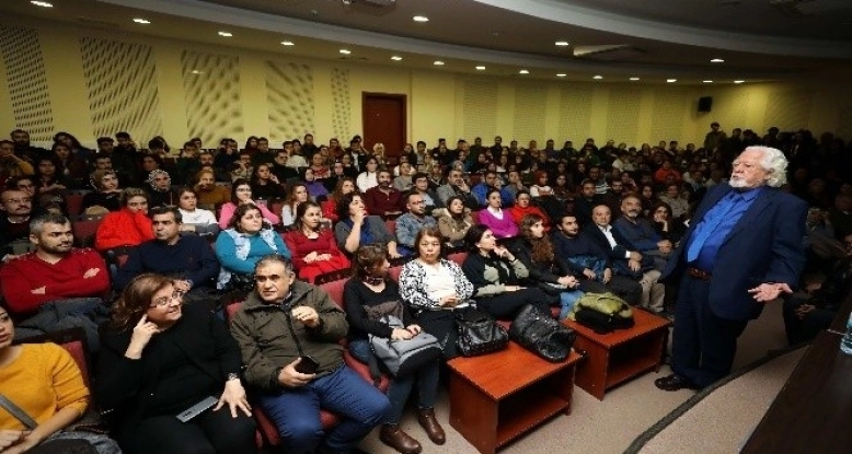 GAÜN’de ‘Evrim Nedir Konferansı’na öğrencilerden yoğun ilgi