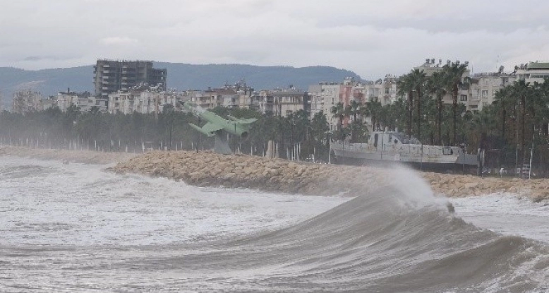 Mersin'de yağış etkili oluyor