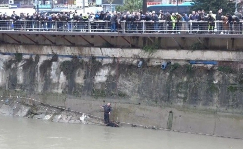 Hatay'ın Asi Nehri'ne düşen kadını itfaiye kurtardı