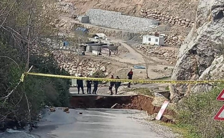 Kahta'da köylere ulaşım sağlayan yol heyelan nedeniyle kapandı