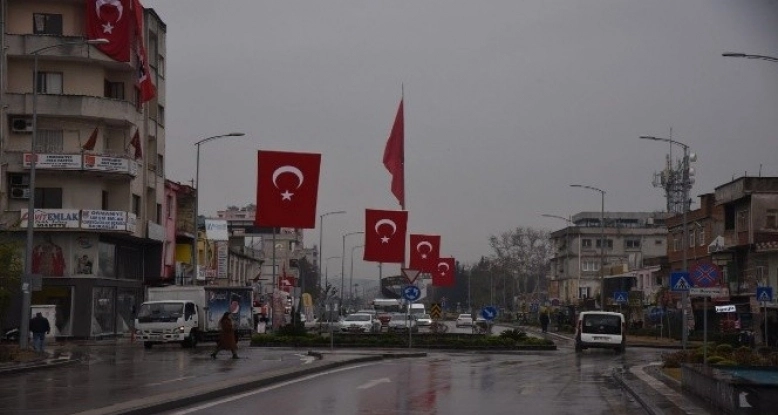 Osmaniye'de sokaklar bayraklarla donatıldı